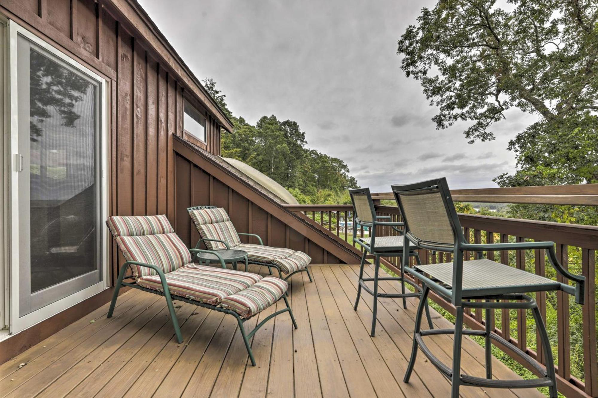 Private Guest House With Deck And Spectacular Views! Uncasville Buitenkant foto